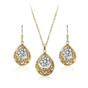 Set gioielli vintage dorati con collana a goccia e orecchini in zircone su bianco