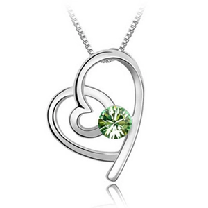 Collier avec pendentif coeur en argent et petit cristal vert sur chaîne maille miroir