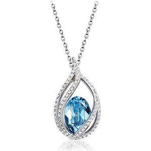 Élégant collier avec pendentif goutte d'eau bleue et cristaux sur fond blanc
