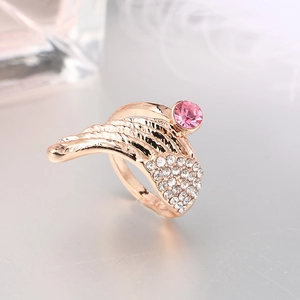 Anillo de alas de ángel en oro rosa con cristal rosa y circonitas brillantes engastadas