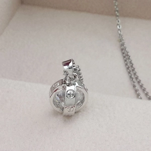 Zilveren ronde ketting met schroefmotief en zirkonia in een sieradendoosje