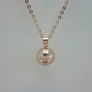 Elegante roségouden ketting met ronde zirkoon hanger en klassieke schroefpatronen