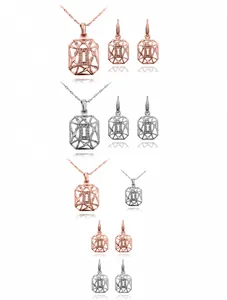Detailweergave van de geometrische vierkante sieradenset in roségoud en zilver