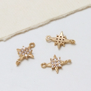 Macro detail van vergulde sterrenconnectoren met micro-pave zirkonia voor DIY-sieraden maken