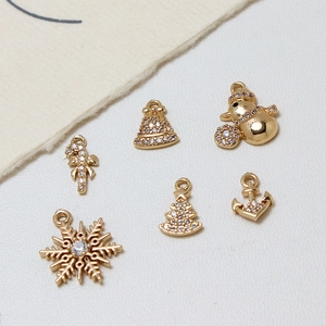 Detail von vergoldeten Weihnachtshängern mit Zirkonia-Besatz für DIY-Schmuckherstellung