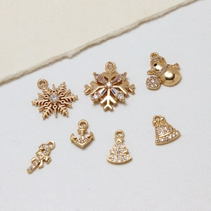 Goldene Weihnachtsanhänger mit Zirkonia Schneeflocken Schneemännern für DIY Schmuck