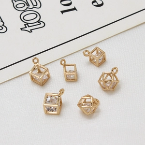 Macroshot van 6 vergulde geometrische hangers met zirkonia voor het maken van sieraden