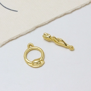 Vue détaillée du fermoir à bascule tulipe plaqué or 14K pour bijoux artisanaux