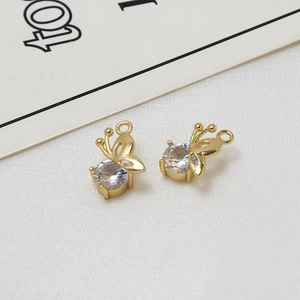 Vue détaillée de pendentifs papillon dorés avec zircone et anneaux pour bijoux DIY