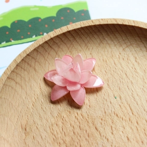 Vista dettagliata del fiore di loto in resina rosa sfumato per accessori capelli DIY