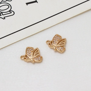 Détail macro du pendentif papillon doré avec micro-pavage de cristaux de zircone