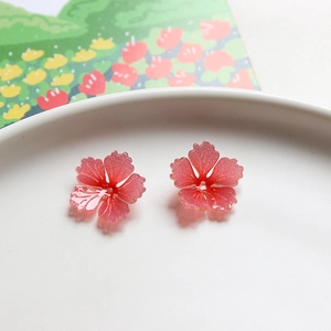 Detail van roze hars bloem kralen met parelmoer glans voor doe-het-zelf sieraden