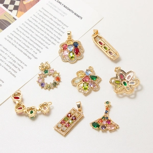Set mit 8 bunten Zirkonia-Anhängern in vergoldeten Blumen- und geometrischen Formen