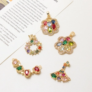 Detailansicht der vergoldeten Blumenanhänger mit bunten Zirkonia-Steinen für Schmuck