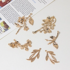 Détail de pendentifs en métal doré antique en forme de fleurs et de feuilles pour bijoux