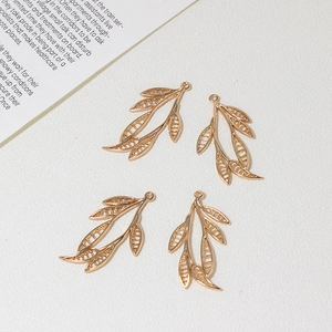 Pendentifs en forme de feuille dorée avec gravure détaillée pour création de bijoux