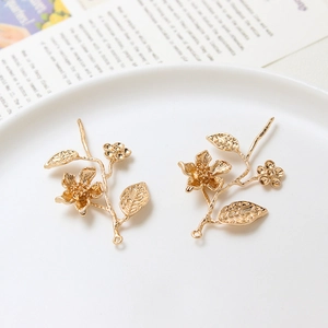 Détails de pendentifs dorés en forme de fleurs et feuilles pour bijoux artisanaux