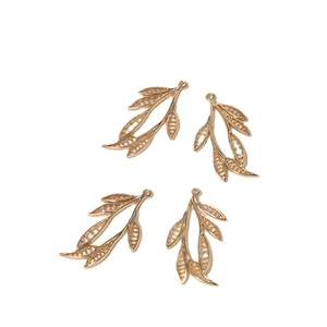 Lot de quatre pendentifs feuilles dorées ajourées pour création de bijoux DIY