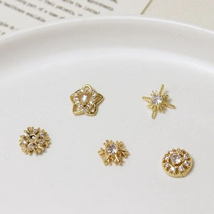 Lussuosi Ciondoli per Nail Art in Rame Placcato Oro Con Strass Fiocco di Neve Stella Cuore Fai-da-te Decorazione per Manicure