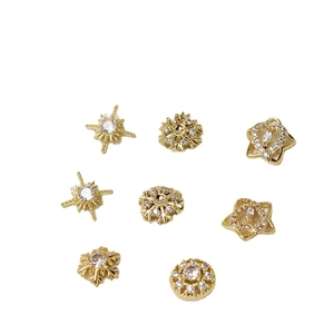 Ciondoli nail art lusso placcati oro 18K con stelle e fiocchi di neve in zircone
