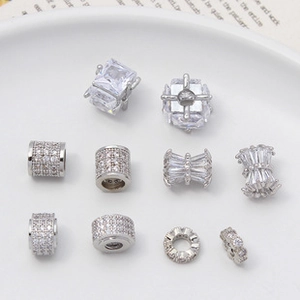 Macro di perline in rame placcato argento con micro-pavé di zirconi per gioielli fai-da-te