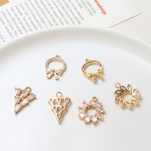 Selectie van vergulde koperen hangers met zirkonia voor DIY-sieraden maken
