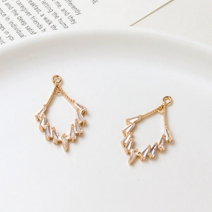 Macro-opname van holle druppelhangers met zirkonia voor het maken van DIY-sieraden