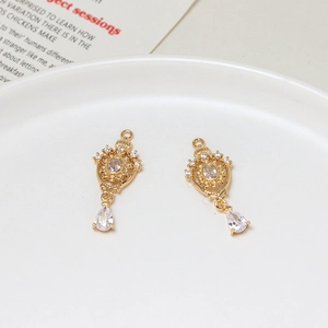 Λεπτομέρεια από vintage χρυσά μενταγιόν φανάρι με κρύσταλλα ζιργκόν για DIY κοσμήματα