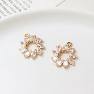 Macro-opname van vergulde kranshanger met zirkonia voor het maken van DIY-sieraden
