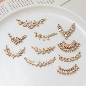Makroaufnahme von Goldblumen-Anhängern mit Zirkon-Inlays für DIY-Schmuckherstellung