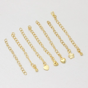 Set de 7 chaînes d'extension plaquées or 18 carats avec pendentifs cœur et fleur