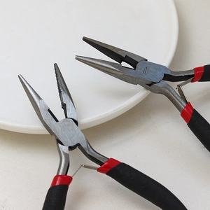 Paar professionele punttangen met antislip tweekleurige handgrepen voor DIY-sieraden
