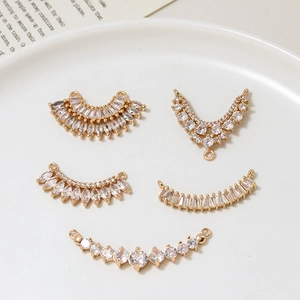 Goldene blumenförmige Anhänger mit Zirkonia-Besatz für handgefertigten DIY-Schmuck