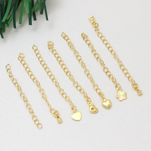 Détails de chaînes d'extension en plaqué or 18k avec des pendentifs en cœur et en fleur