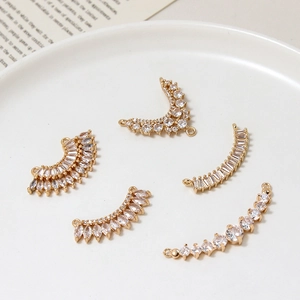 Detailansicht von Kupfer-Zirkon Blumenanhängern für DIY-Schmuck und Haaraccessoires