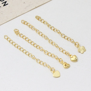 Lot de quatre chaînes d'extension plaquées or 18k avec pendentifs cœur et fleur
