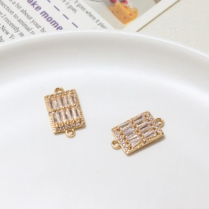 Gros plan sur connecteurs rectangulaires dorés avec zircons pour la création de bijoux
