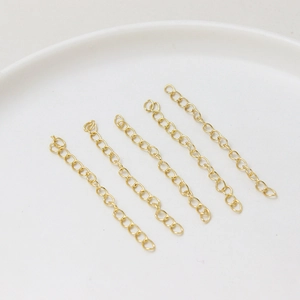 Détail de chaînettes d'extension plaquées or 18k pour création bijoux sur plateau céramique