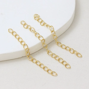 Vue détaillée de trois chaînes d'extension à maillons O plaquées or 18 carats pour bijoux