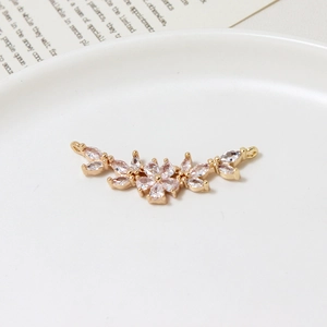 Makro-Detail von gebogenem Blumenanhänger mit Zirkonia und zwei Ösen für DIY-Schmuck
