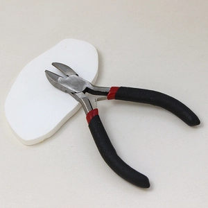 Detailweergave van de zijsnijtang met antislip zwart-rode handgrepen voor DIY handwerken