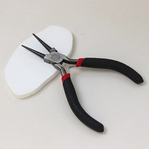 Detail van ronde neustang met rood-zwarte handgrepen voor het maken van sieraden