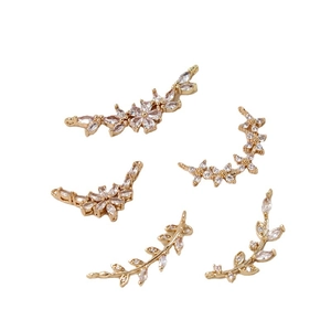 Goldene Blumenanhänger mit Zirkonia-Mikropflaster für DIY-Schmuckherstellung-Sets
