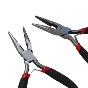 Set van twee punttangen met antislip rood-zwarte handgrepen voor precisie-sieraden maken