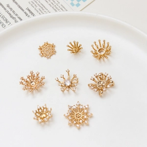 Detalle de dijes dorados de copo de nieve con circón para creación de joyas DIY