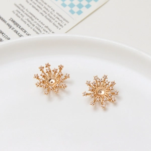 Detalle del núcleo floral de copo de nieve dorado con incrustación de circón para joyas