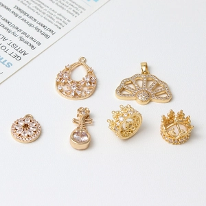 Gouden set met zirkonia bedeltjes in kroon- en waaiervorm voor handgemaakte sieraden DIY