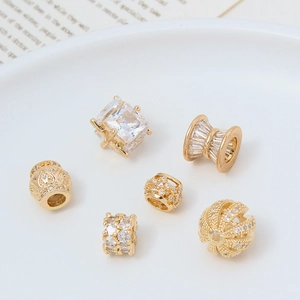 Detalle macro de cuentas de circonita bañadas en oro para crear joyas