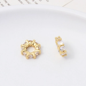 Dettaglio di perline in rame placcato oro 18K con micro-pavé di cristalli di zircone
