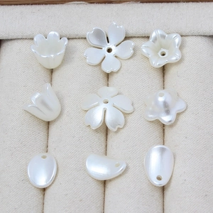 Set de 9 piezas de cuentas de flores acrílicas blanco perla para bisutería DIY